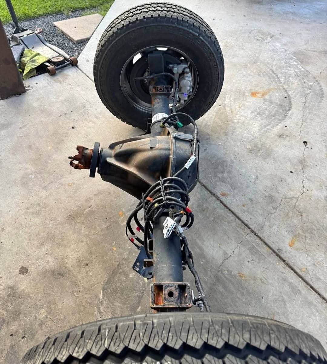 2025 Ford f350 complete rear axle, wheels and tires 

2025 f350  axle single wheel 
Will not fit f250 
Will not fit Dually. 
Diferencial 3.55 ratio