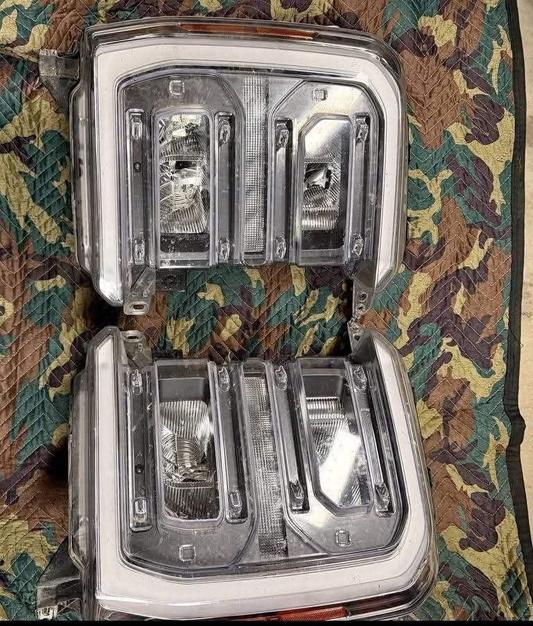 2023-2026 Ford Superduty OEM LED Reflector Headlights

Factory takeoff headlights, Great condition, has no damage. All mounting locations are solid. 
Fits 2023-2026 F-250 F-350 F-450 F-550 350