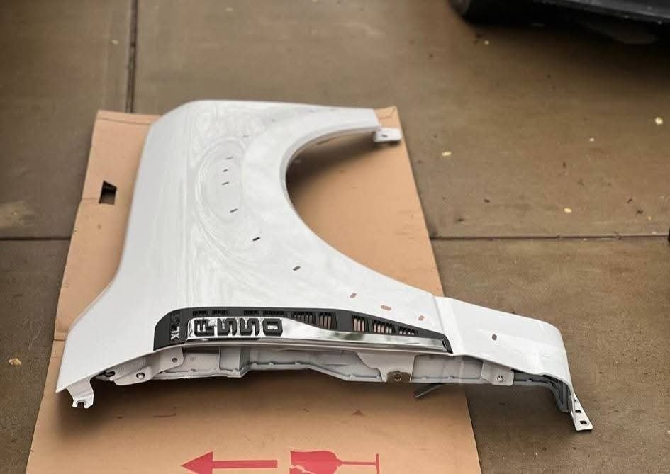 2023 2024 2025 3026 Ford F250 F350 F450 F550 Left Driver and right Passenger Fender white

New takeoff, white fender