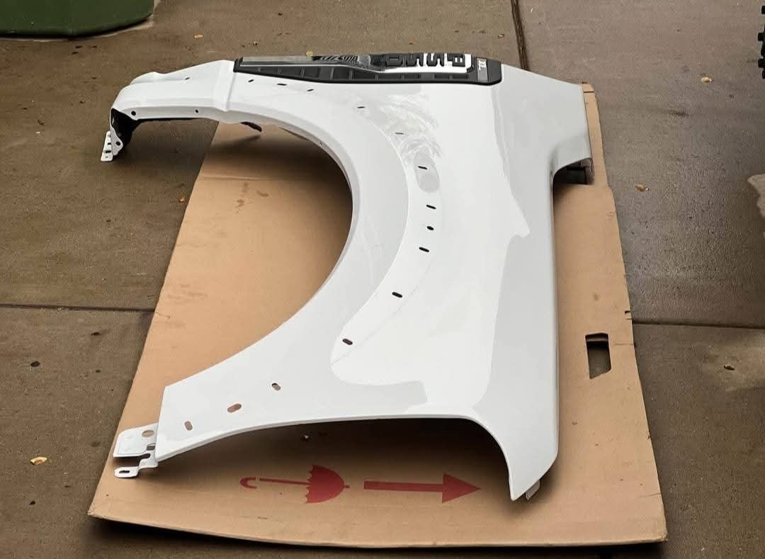 2023 2024 2025 2026 Ford F250 F350 F450 F550 Right Passenger Fender white
New take off white fender