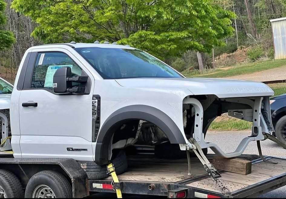 2023 2024 2025 2026 Ford F450 F550 F650 Cab

2023 2024 2025 2026 Ford F450 F550 F650 F750 Single Cab 
Comes with complete Front end:
– Hood
– Front bumper
– Headlights
– Grille
– Grille support
– Radiator support
– Both fenders with flares 
Left and Right Complete Doors with Mirrors 
And complete Single cab with glass
No dashboard
No seats only middle jump seat available separately