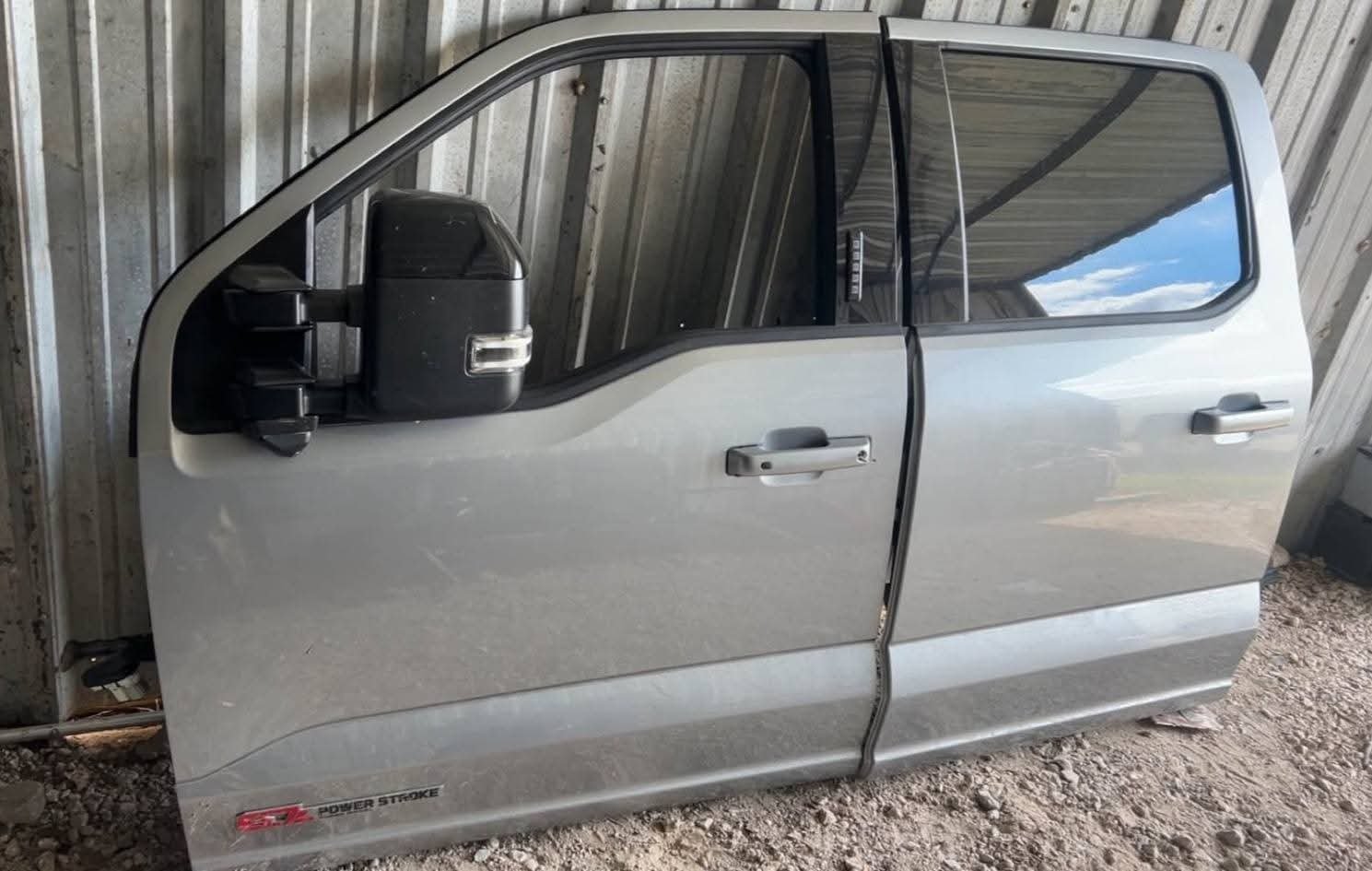 2023-2026 F250 F350 F450 F550 Left side doors
Both doors are in excellent pristine condition with no damages, scratches or dents on them