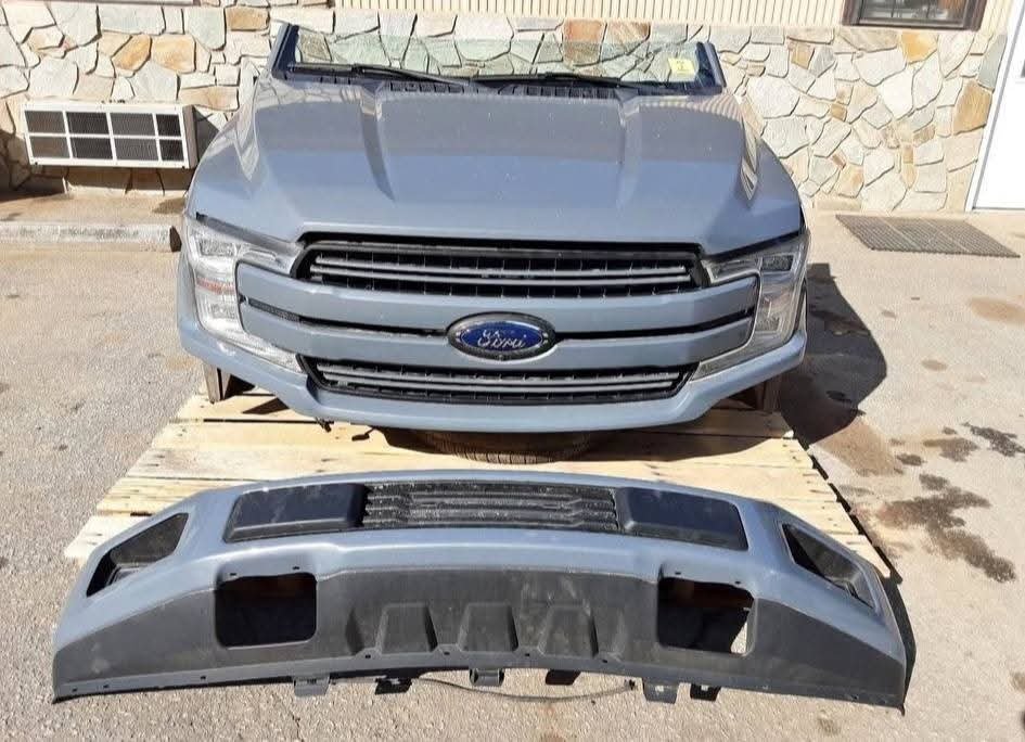 2018 2019 2020 F150 LARIAT FRONT CLIP NOSE ASSEMBLY
2018–2020 Ford F-150 Lariat Front Clip / Nose Assembly – Complete
Very nice condition front clip (nose assembly) for a 2018–2020 Ford F-150 Lariat.
Includes:
Painted front bumper W Fog lights
Wheel lip moldings
Automatic park sensors
Details:
Sold as a complete assembly exactly as pictured
Will not separate parts