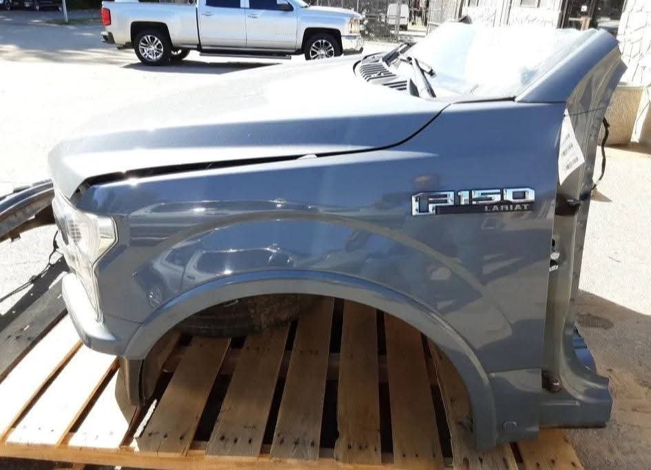 2018 2019 2020 F150 LARIAT FRONT CLIP NOSE ASSEMBLY
2018–2020 Ford F-150 Lariat Front Clip / Nose Assembly – Complete
Very nice condition front clip (nose assembly) for a 2018–2020 Ford F-150 Lariat.
Includes:
Painted front bumper W Fog lights
Wheel lip moldings
Automatic park sensors
Details:
Sold as a complete assembly exactly as pictured
Will not separate parts - Image 3