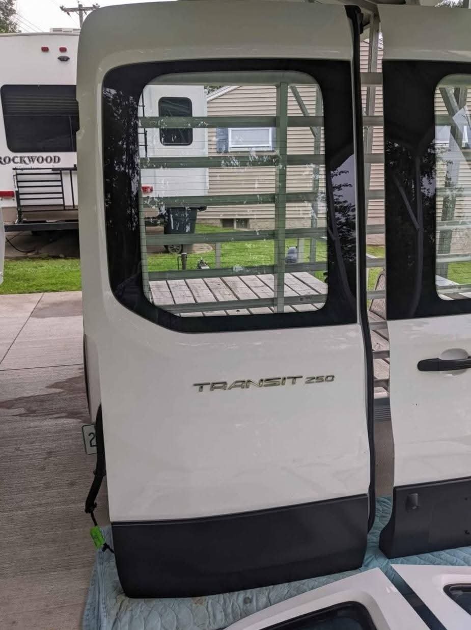 17-22 Ford Transit T150, T250, T350 front left/right side doors, hood and rear doors white OEM NICE!
Both driver and passenger front doors removed from a 2017 Ford Transit with the medium roof. These are white in color, (YZ) paint code, and are in very nice condition with no rot. Both doors are fully loaded, meaning you get the glass, interior panels, window motors, regulators. These are OEM Ford parts, not cheap aftermarket. - Image 8