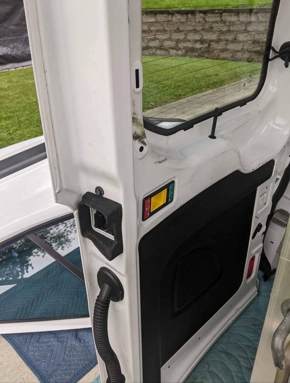 17-22 Ford Transit T150, T250, T350 front left/right side doors, hood and rear doors white OEM NICE!
Both driver and passenger front doors removed from a 2017 Ford Transit with the medium roof. These are white in color, (YZ) paint code, and are in very nice condition with no rot. Both doors are fully loaded, meaning you get the glass, interior panels, window motors, regulators. These are OEM Ford parts, not cheap aftermarket. - Image 5