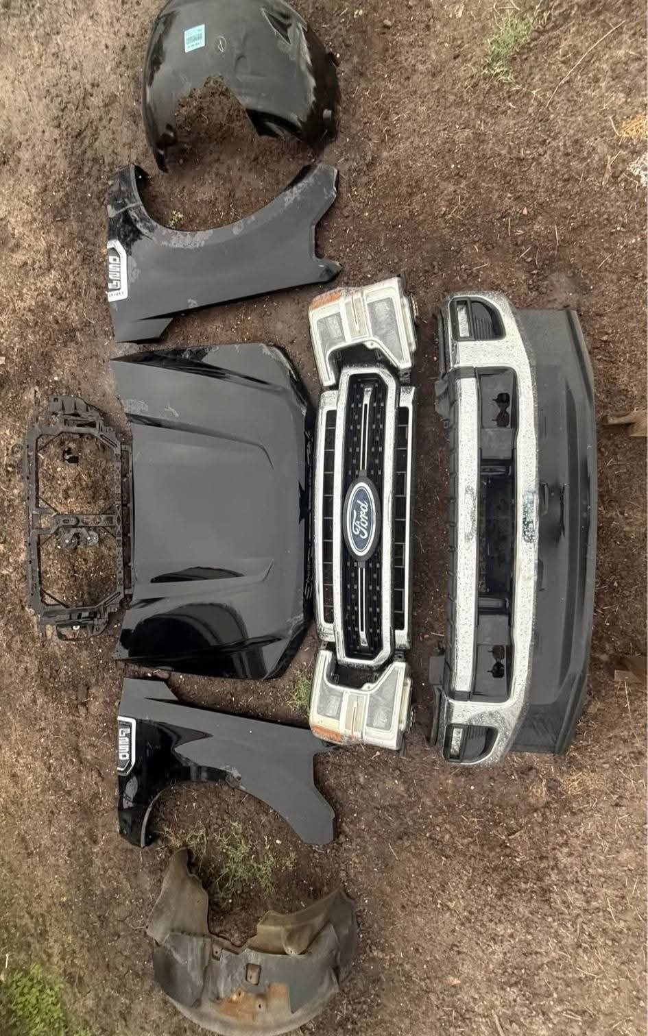 2020-2022 ford super duty front end
Professionally removed front clip for Ford super duty fits 2020 to 2022. no broken clips or plugs nothing bent really good shape comes with everything fenders, hood, grill support, grill, front bumper, wheel wells and LED headlights, fender inner liners. - Image 2