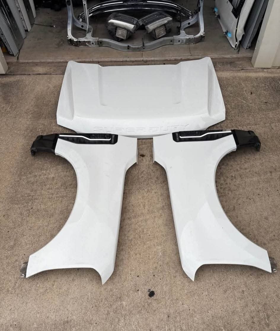 2023-2026 Ford F250, F350, F450, F550 complete front clip 

Hood 
Right and left fenders 
Both headlights 
Grille
Front Radiator Core Support Frame Apron Bracket Bar 
Radiator support 
Inner fender liners 
Front bumper 
Mounting brackets 
Radiator