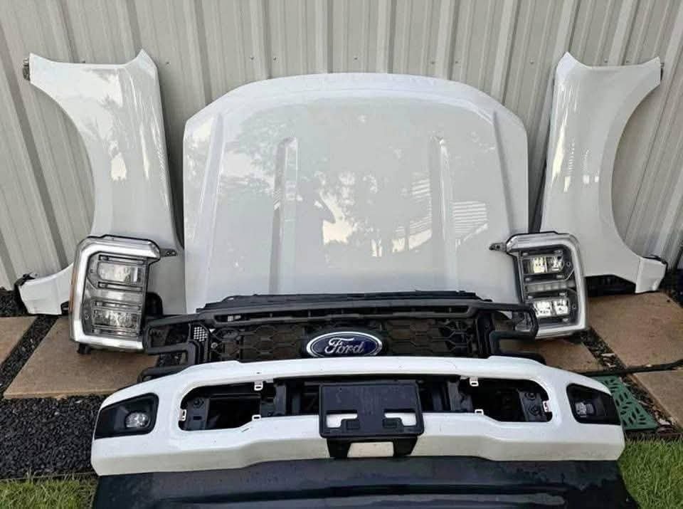 2023 2024 2025 Ford F250 F350 F450 F550 Super Duty OEM Oxford White Front Clip/End 

Includes: 
OEM Full LED Headlights 
Driver Side and Passenger Side Front Fenders 
Hood
OEM Black Grille 
Front Bumper with Fog Lights
