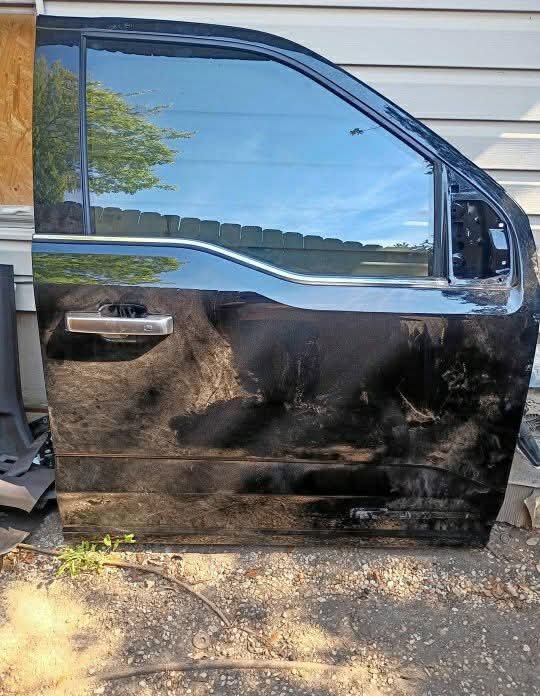 2021-2026 Ford F-150 right Passenger front Door 
2023-2026 Ford F-250 F-350 F-450 F-550 right Passenger front Door 


Excellent condition 
Solid black color
